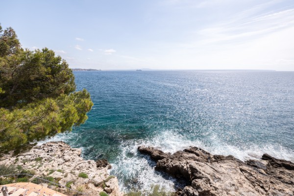 Flat with unique views on the seafront in Illetas