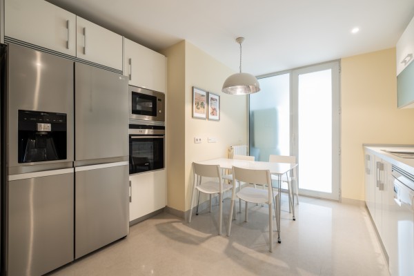 Amplio Apartamento de 3 Dormitorios en Floresta de Mar con Piscinas y Jardines