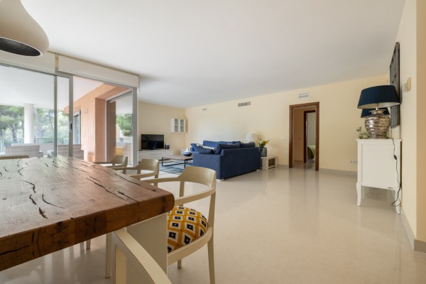 Amplio Apartamento de 3 Dormitorios en Floresta de Mar con Piscinas y Jardines
