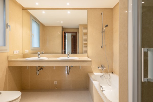 Amplio Apartamento de 3 Dormitorios en Floresta de Mar con Piscinas y Jardines