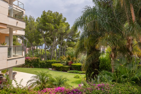 Amplio Apartamento de 3 Dormitorios en Floresta de Mar con Piscinas y Jardines