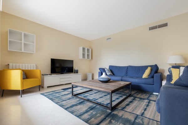 Amplio Apartamento de 3 Dormitorios en Floresta de Mar con Piscinas y Jardines