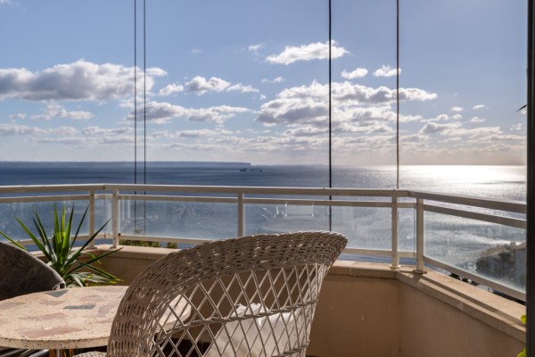 Apartamento con Vistas al Mar para Reformar en Illetas – Gran Oportunidad de Inversión