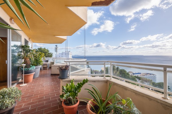 Apartamento con Vistas al Mar para Reformar en Illetas – Gran Oportunidad de Inversión