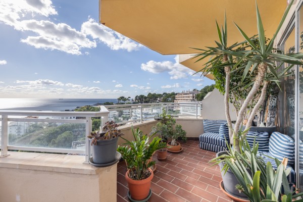 Apartamento con Vistas al Mar para Reformar en Illetas – Gran Oportunidad de Inversión