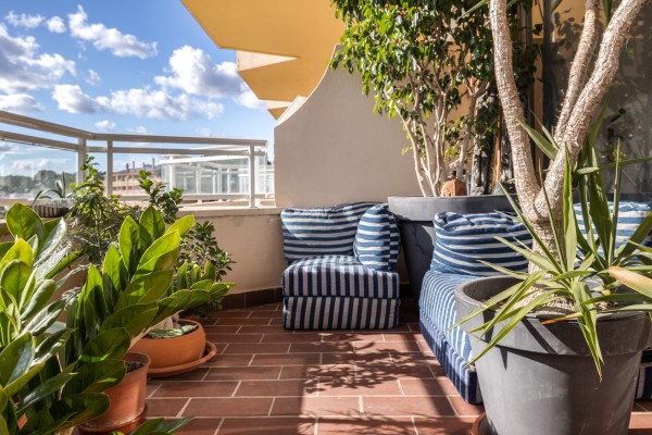 Apartamento con Vistas al Mar para Reformar en Illetas – Gran Oportunidad de Inversión
