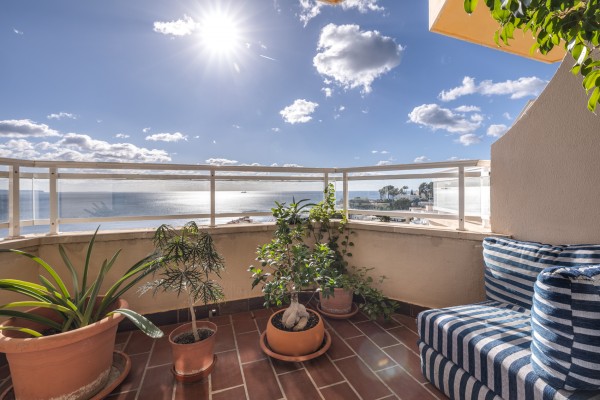Apartamento con Vistas al Mar para Reformar en Illetas – Gran Oportunidad de Inversión