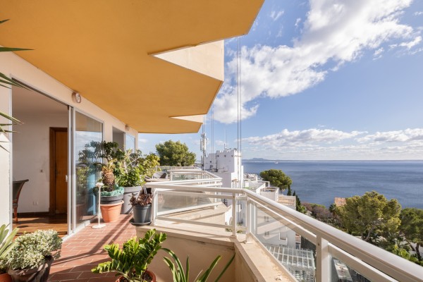 Apartamento con Vistas al Mar para Reformar en Illetas – Gran Oportunidad de Inversión