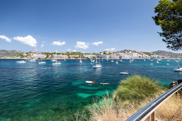 Acogedor apartamento semi-reformado en el centro de Santa Ponça con piscina y parking