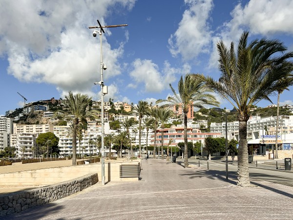 Acogedor apartamento semi-reformado en el centro de Santa Ponça con piscina y parking