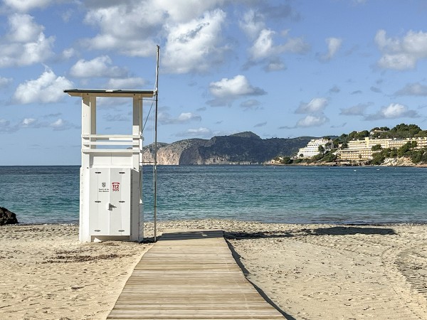 Acogedor apartamento semi-reformado en el centro de Santa Ponça con piscina y parking