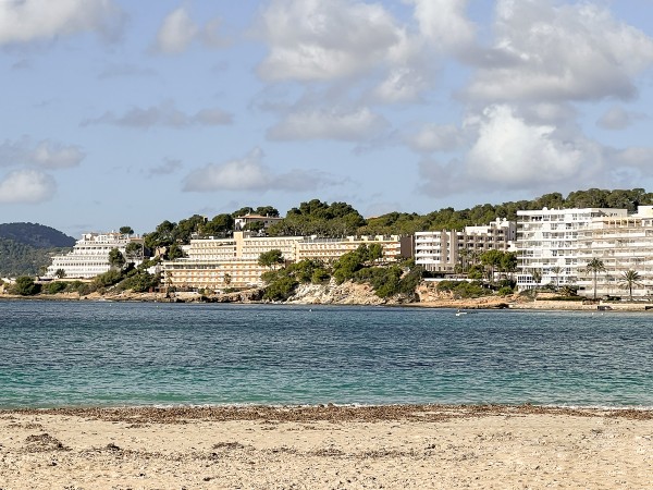 Acogedor apartamento semi-reformado en el centro de Santa Ponça con piscina y parking