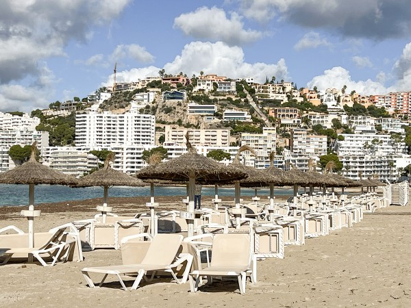 Acogedor apartamento semi-reformado en el centro de Santa Ponça con piscina y parking
