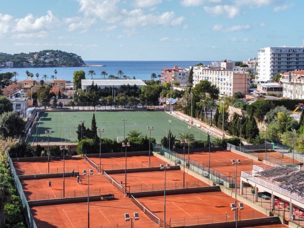 Acogedor apartamento semi-reformado en el centro de Santa Ponça con piscina y parking