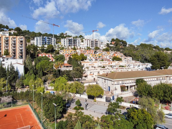 Acogedor apartamento semi-reformado en el centro de Santa Ponça con piscina y parking