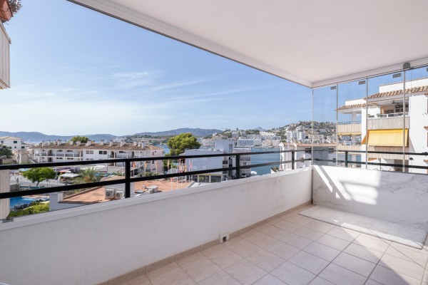 Acogedor apartamento en el centro de Santa Ponça con piscina y parking