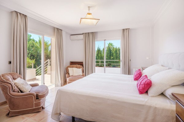 House with golf and mountain views for sale in Son Vida