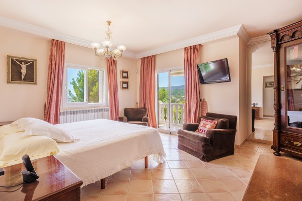House with golf and mountain views for sale in Son Vida