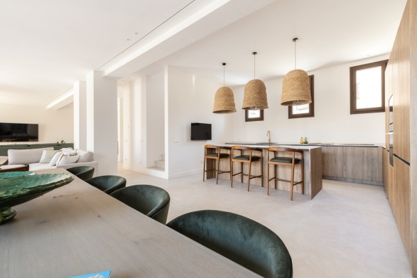 Эксклюзивный новый дом с бассейном в самом сердце Villafranca de Bonany