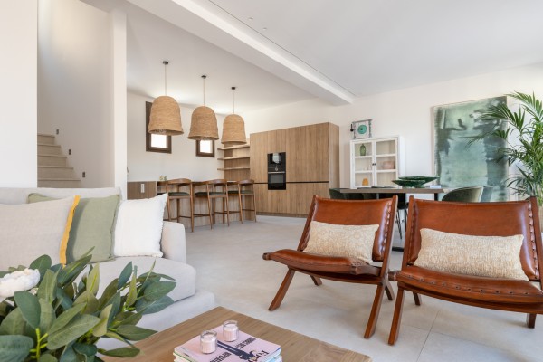 Эксклюзивный новый дом с бассейном в самом сердце Villafranca de Bonany