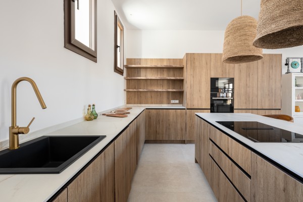 Эксклюзивный новый дом с бассейном в самом сердце Villafranca de Bonany