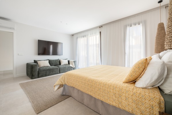 Эксклюзивный новый дом с бассейном в самом сердце Villafranca de Bonany