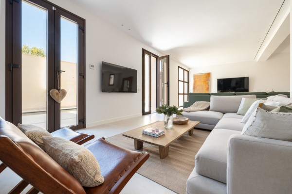 Эксклюзивный новый дом с бассейном в самом сердце Villafranca de Bonany