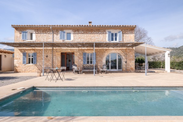 Mallorcan finca with holiday rental licence (6), pool and 25,000 m² near Lloseta