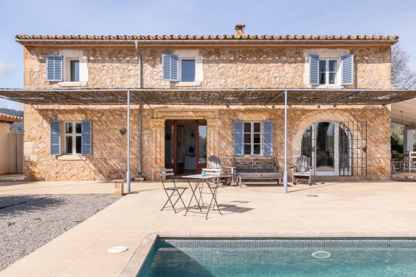 Mallorcan finca with holiday rental licence (6), pool and 25,000 m² near Lloseta