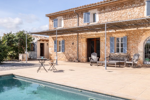 Mallorcan finca with holiday rental licence (6), pool and 25,000 m² near Lloseta