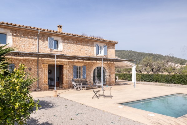 Mallorcan finca with holiday rental licence (6), pool and 25,000 m² near Lloseta