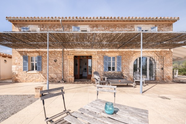 Mallorcan finca with holiday rental licence (6), pool and 25,000 m² near Lloseta