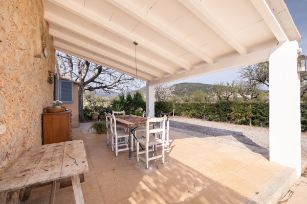 Mallorcan finca with holiday rental licence (6), pool and 25,000 m² near Lloseta