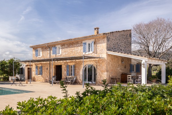 Mallorcan finca with holiday rental licence (6), pool and 25,000 m² near Lloseta