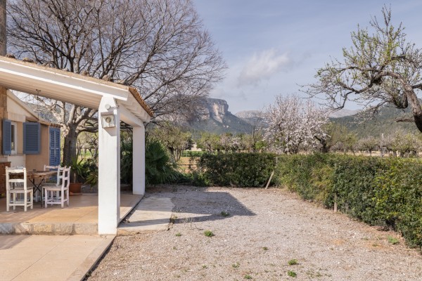 Mallorcan finca with holiday rental licence (6), pool and 25,000 m² near Lloseta