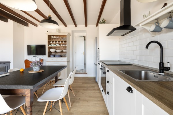 Mallorcan finca with holiday rental licence (6), pool and 25,000 m² near Lloseta