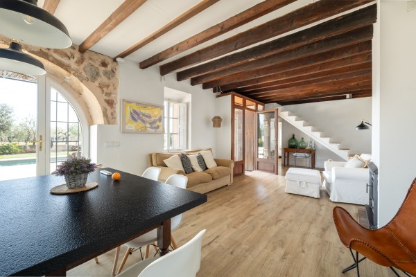 Mallorcan finca with holiday rental licence (6), pool and 25,000 m² near Lloseta