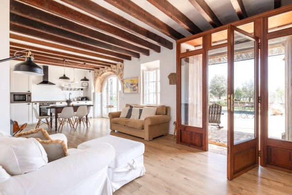 Mallorcan finca with holiday rental licence (6), pool and 25,000 m² near Lloseta