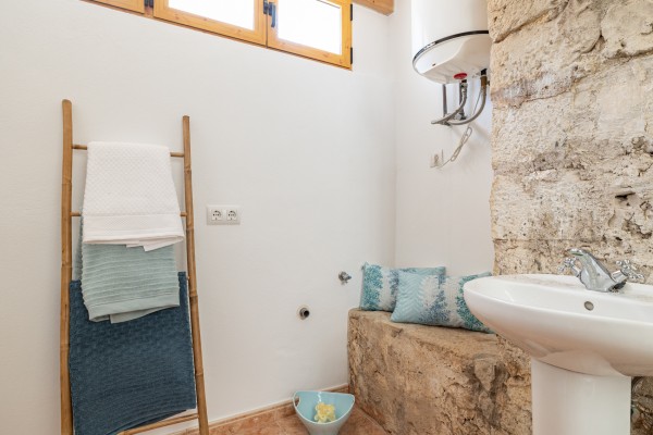 Традиционный деревенский дом c видом