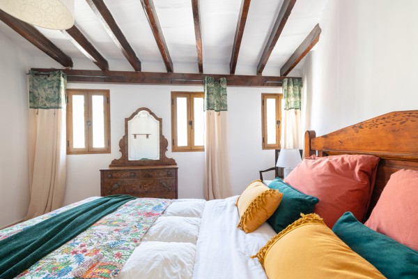 Традиционный деревенский дом c видом