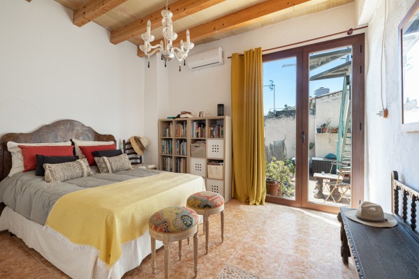 Традиционный деревенский дом c видом