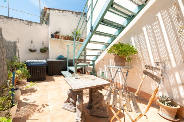 Традиционный деревенский дом c видом