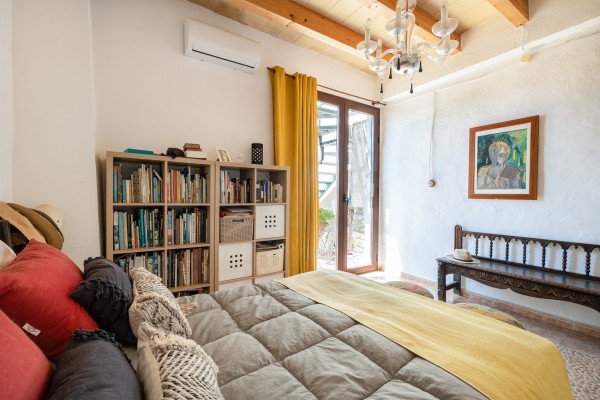 Традиционный деревенский дом c видом