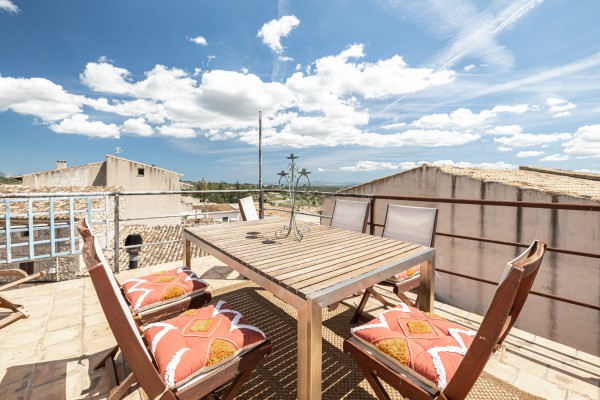 Традиционный деревенский дом c видом