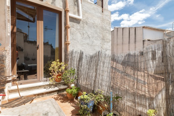 Традиционный деревенский дом c видом