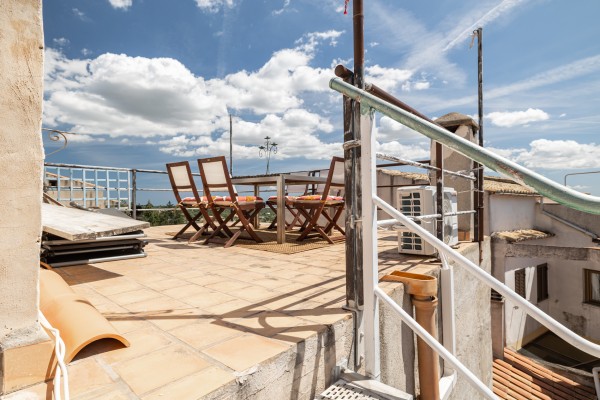 Традиционный деревенский дом c видом