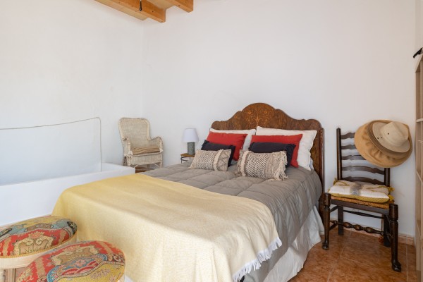 Традиционный деревенский дом c видом