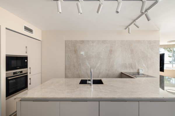 Oтремонтированная квартира с видом на море в престижном комплексе в Illetas