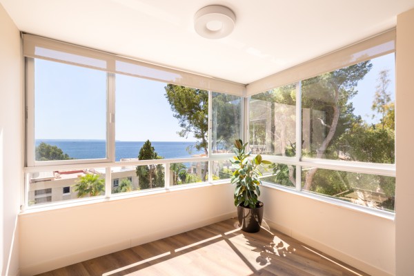 Oтремонтированная квартира с видом на море в престижном комплексе в Illetas