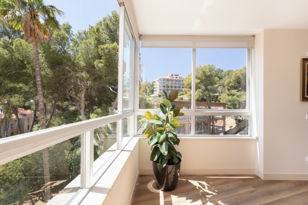 Oтремонтированная квартира с видом на море в престижном комплексе в Illetas